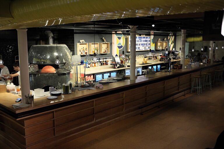 Four a pizza et comptoir de restaurant, image d illustration pour La Charbonnette a Blere
