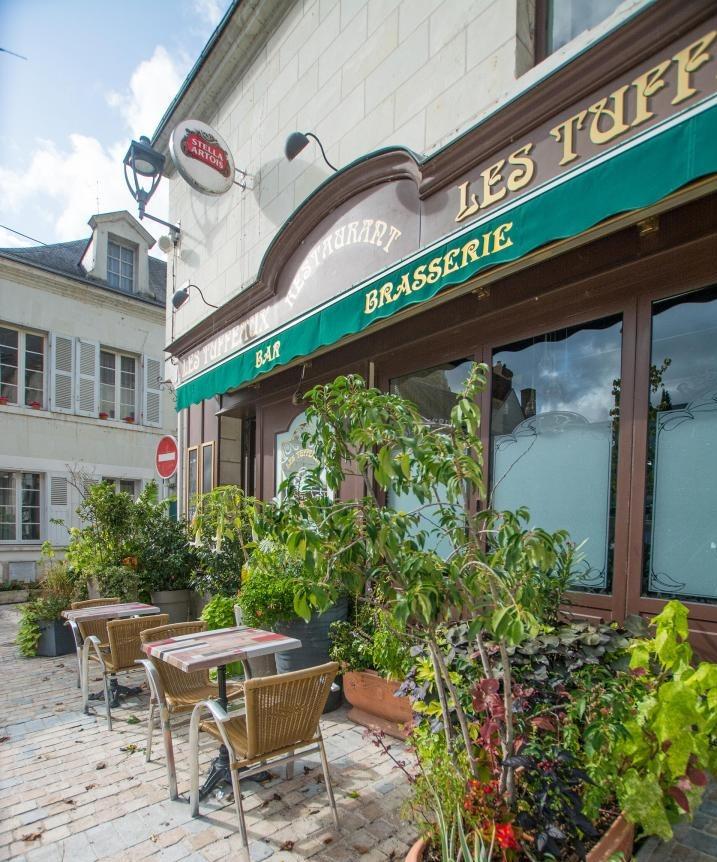 Facade et terrasse du restaurant Les Tuffeaux a Montrichard