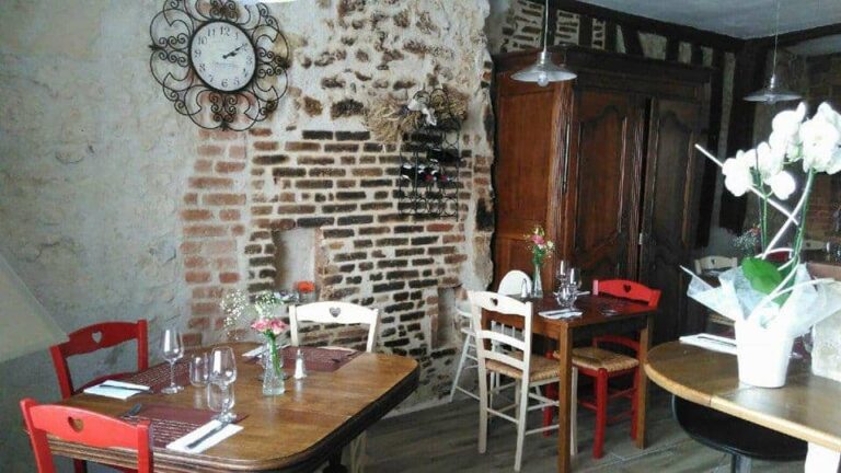 Salle en pierre du restaurant L Ilot a Amboise